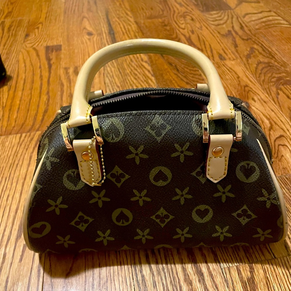 Lany purse. Brand new. Sold with clip on accessory.✨